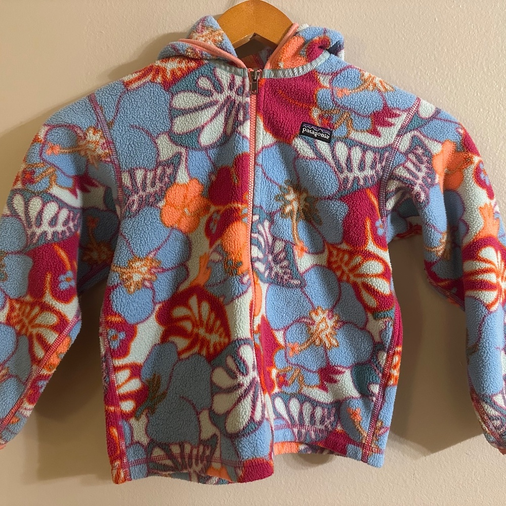 Rare find of the floral Patagonia girls zip up sweater jacket hoodie size 5T